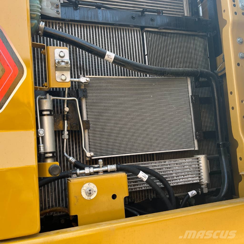 CAT 323 履带挖掘机