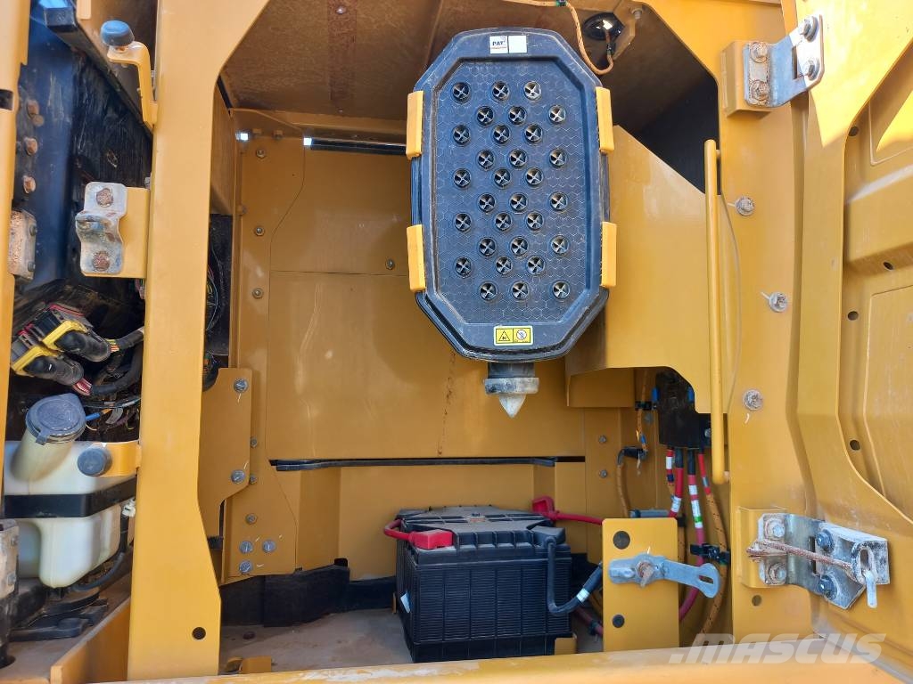 CAT 350 (EXW - Abu Dhabi) حفارات زحافة