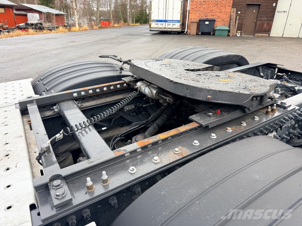 Volvo FH540XL 6x4 nostotelillä Vlačilci