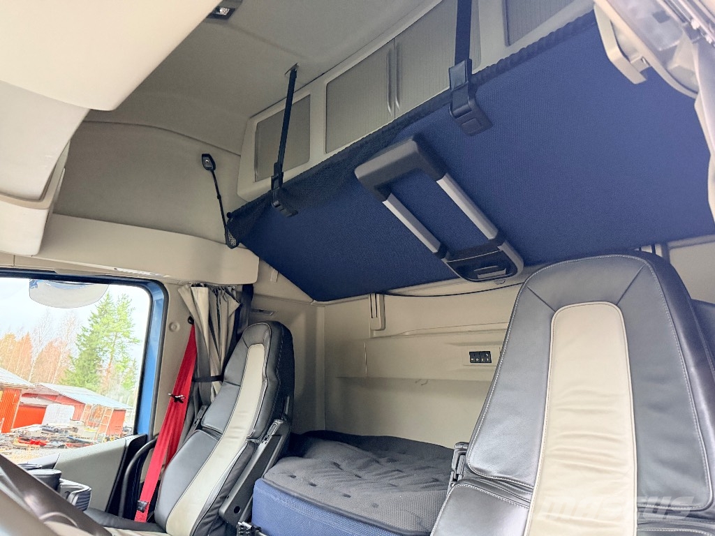 Volvo FH540XL 6x4 nostotelillä Vlačilci