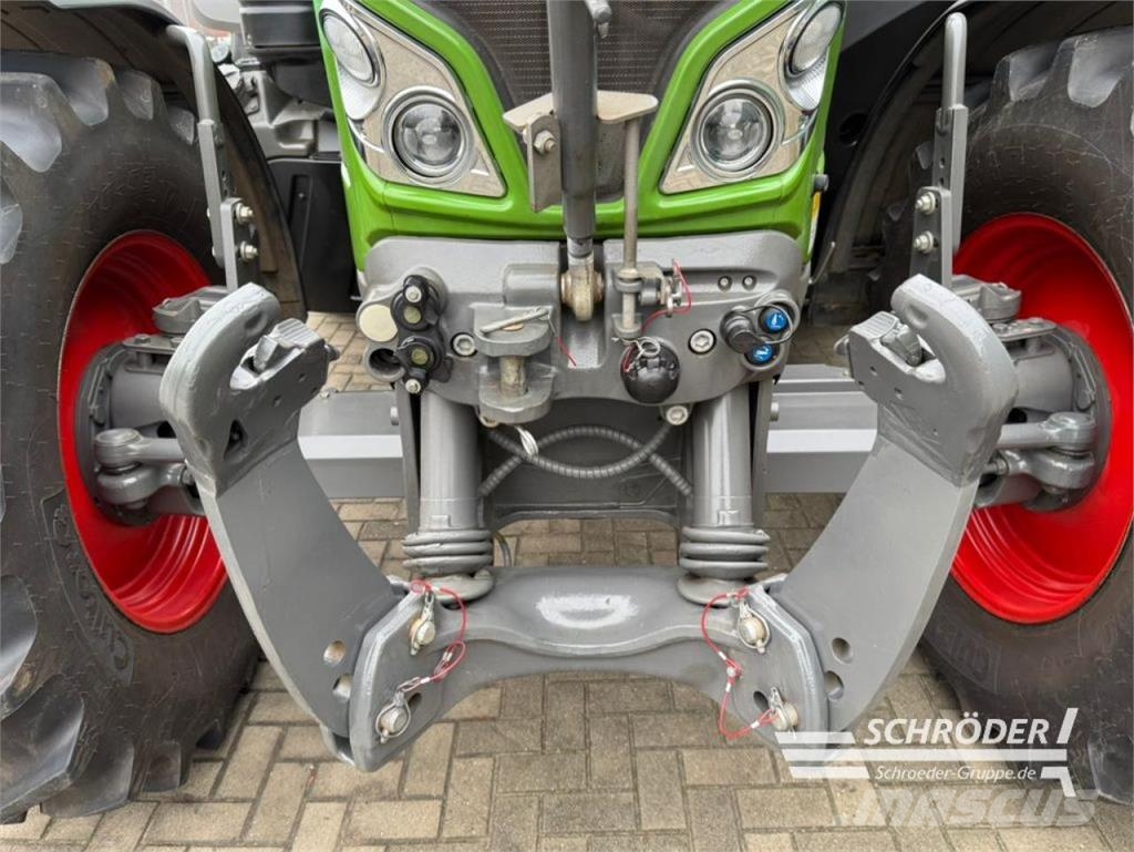Fendt 724 VARIO S4 PROFI PLUS Трактори