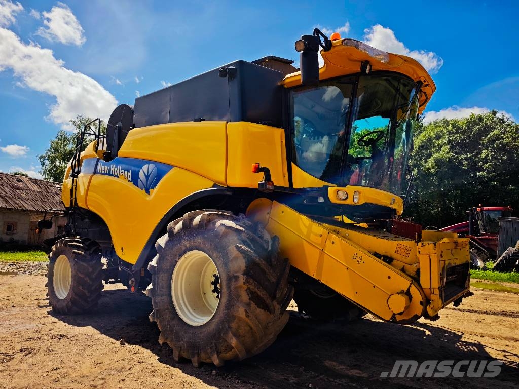 New Holland CX 8070 聯合收穫機