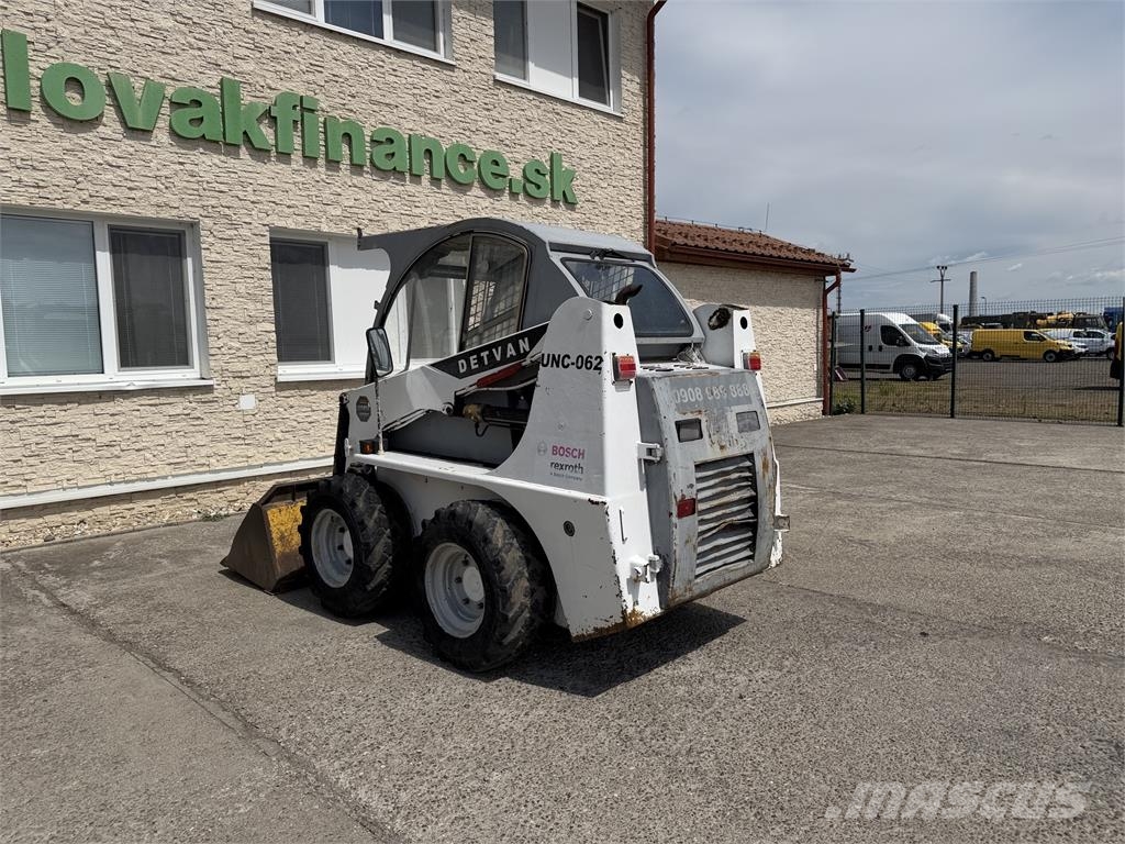 UNC 062 .6112 šmykom riadený čelný nakladač 4x4 VI Мини товарачи
