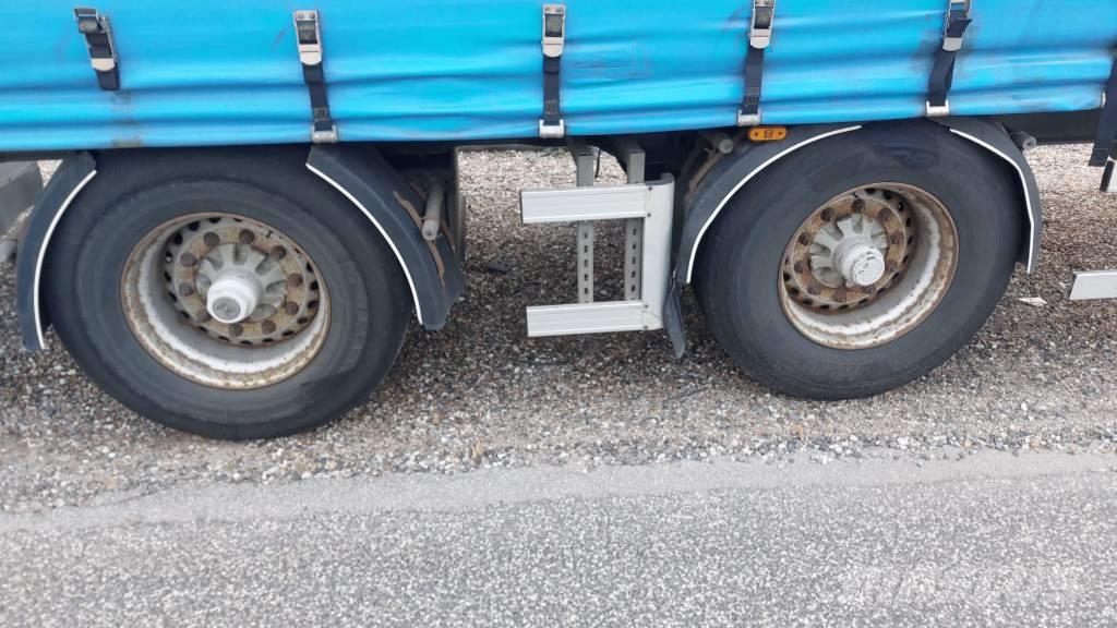 AMT 2 akslet city-gardintrailer med lift Semi-trailer med Gardinsider