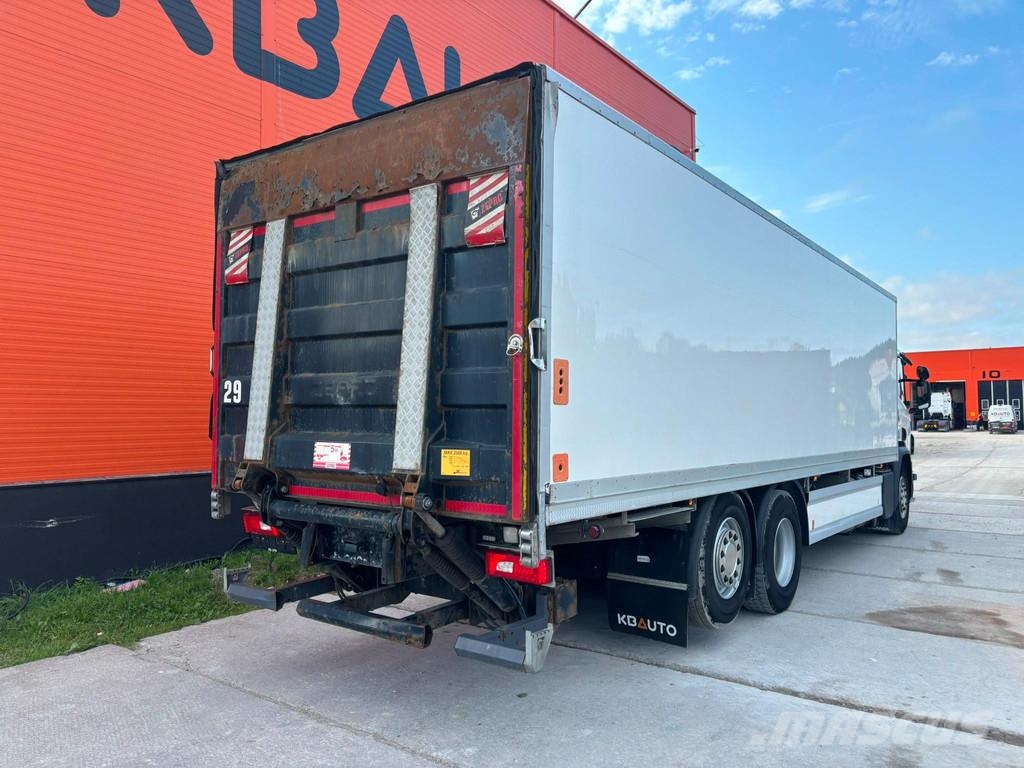 Scania P 370 6x2*4 RETARDER / BOX L=8451 mm Camiones con caja de remolque