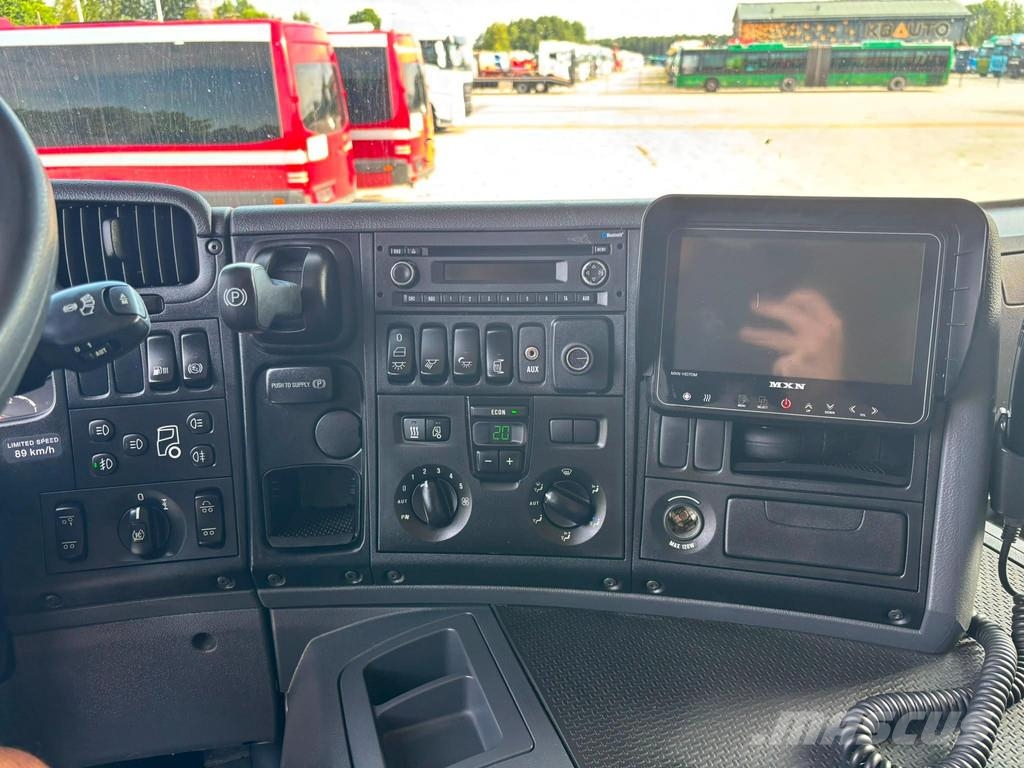 Scania P 370 6x2*4 RETARDER / BOX L=8451 mm Camiones con caja de remolque