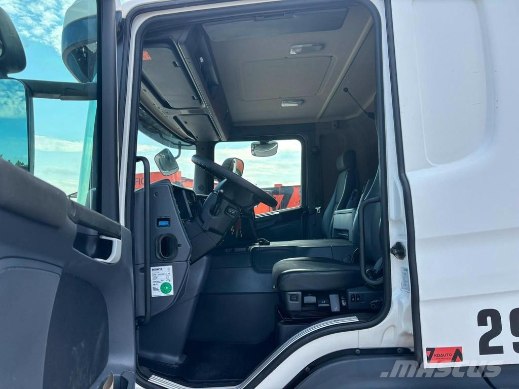 Scania P 370 6x2*4 RETARDER / BOX L=8451 mm Camiones con caja de remolque