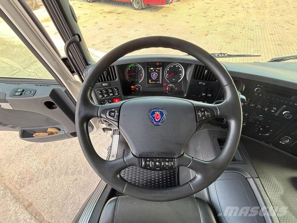 Scania P 370 6x2*4 RETARDER / BOX L=8451 mm Camiones con caja de remolque