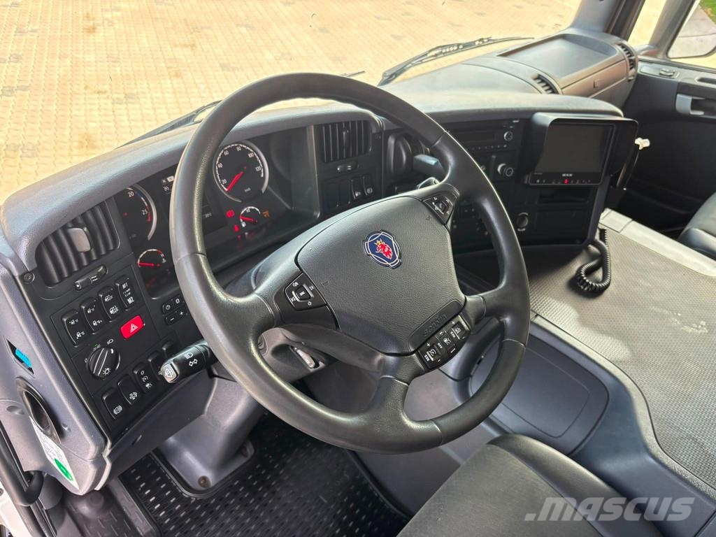 Scania P 370 6x2*4 RETARDER / BOX L=8451 mm Camiones con caja de remolque