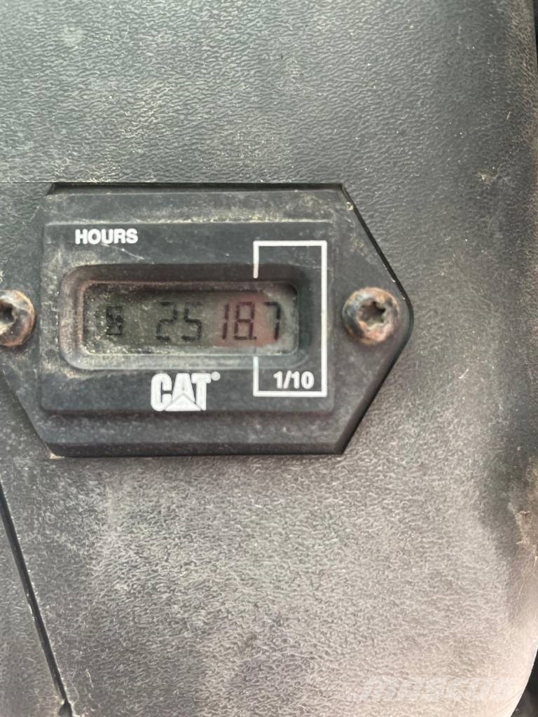 CAT 236 Ładowarki burtowe