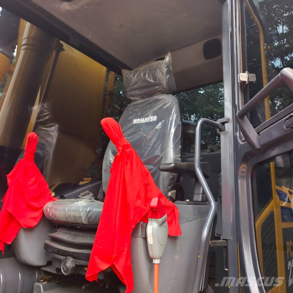Komatsu PC 220 - 8 28th Anniversary Promotion Price Cargadoras sobre ruedas