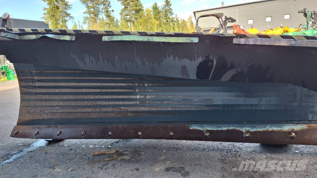 Stark 3200 alueaura heittävä malli hyvässä kunnossa スノーブレードとプラウ