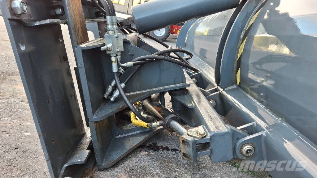 Stark 3200 alueaura hyvässä kunnossa Snow blades and plows