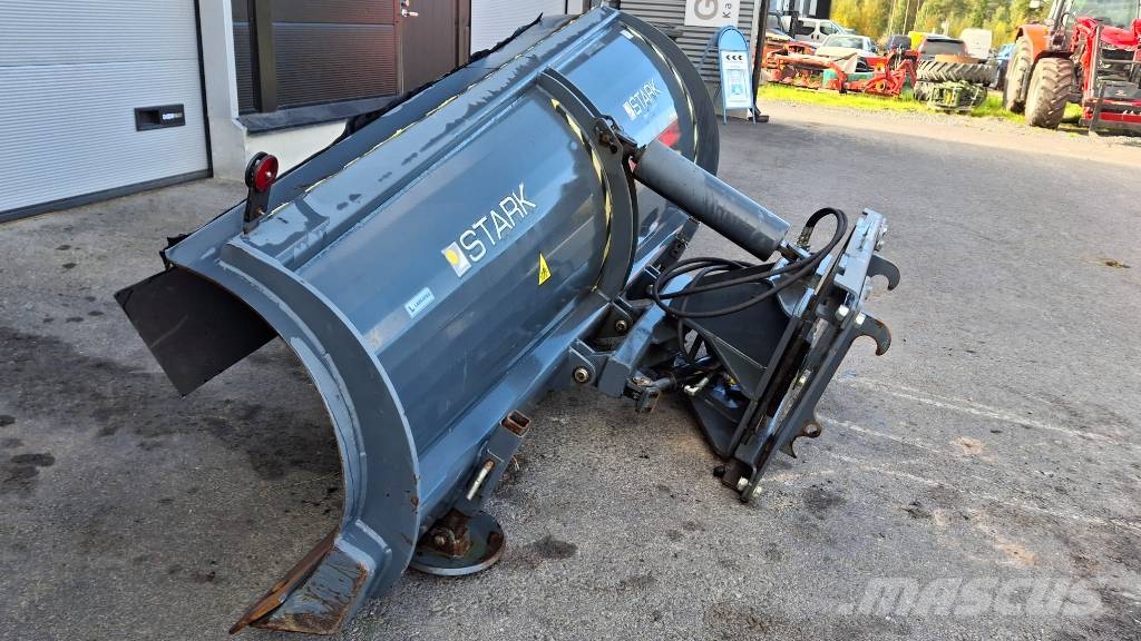 Stark 3200 alueaura hyvässä kunnossa Snow blades and plows