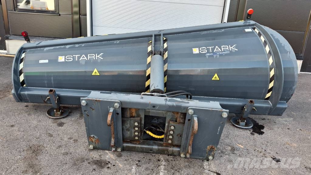 Stark 3200 alueaura hyvässä kunnossa Snow blades and plows