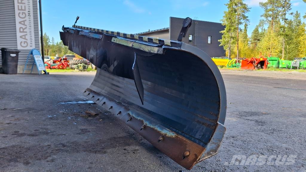 Stark 3200 alueaura hyvässä kunnossa Snow blades and plows