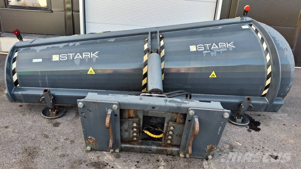 Stark 3200 alueaura hyvässä kunnossa Snow blades and plows