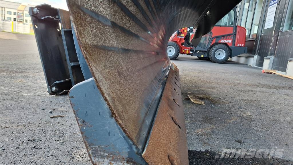 Stark 3200 alueaura hyvässä kunnossa Snow blades and plows