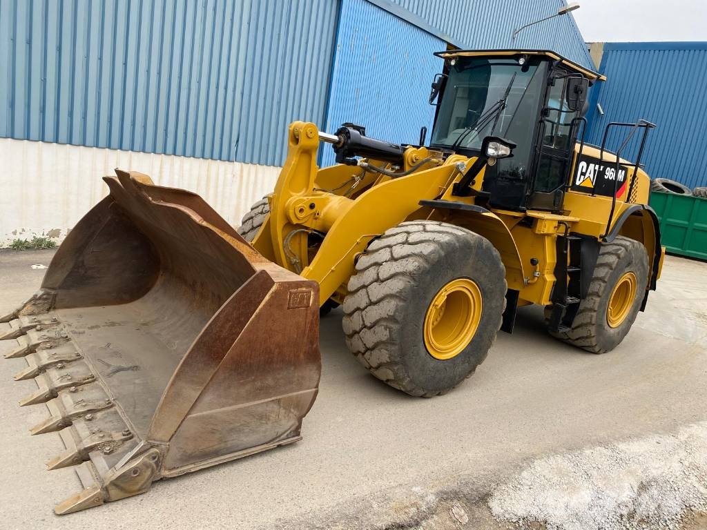 CAT 966M Gumikerekes homlokrakodók