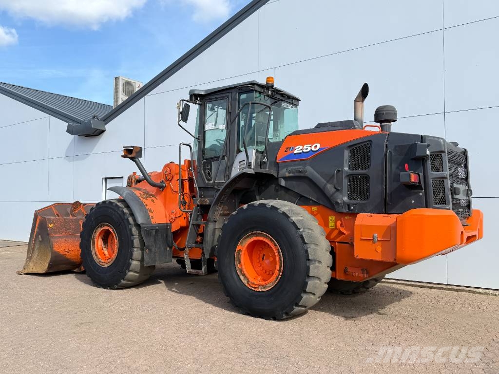 Hitachi ZW250-6 - Automatic Greasing / Weight System Kolesni nakladalci