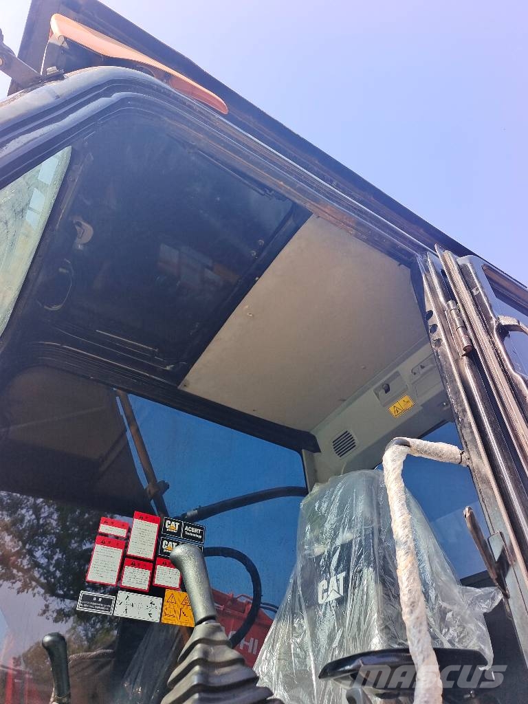CAT 320D2L 3000 units excavators in stock Kāpurķēžu ekskavatori
