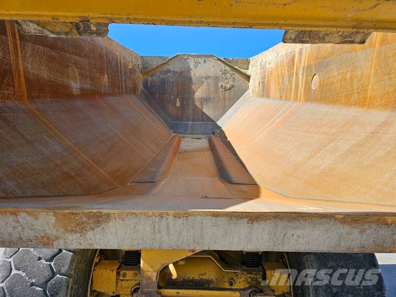 CAT 725 Зчленовані самоскиди