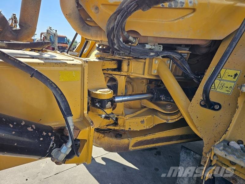 CAT 725 Зчленовані самоскиди