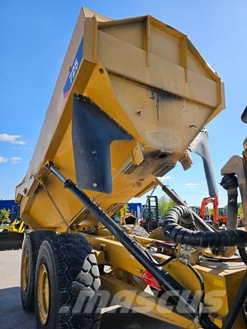CAT 725 Зчленовані самоскиди