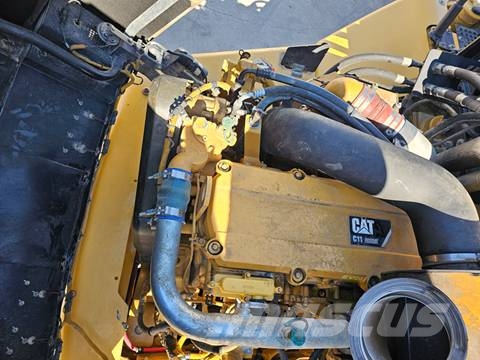 CAT 725 Зчленовані самоскиди