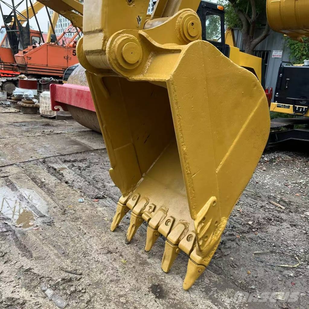 CAT 323D2 Gravemaskiner på larvebånd