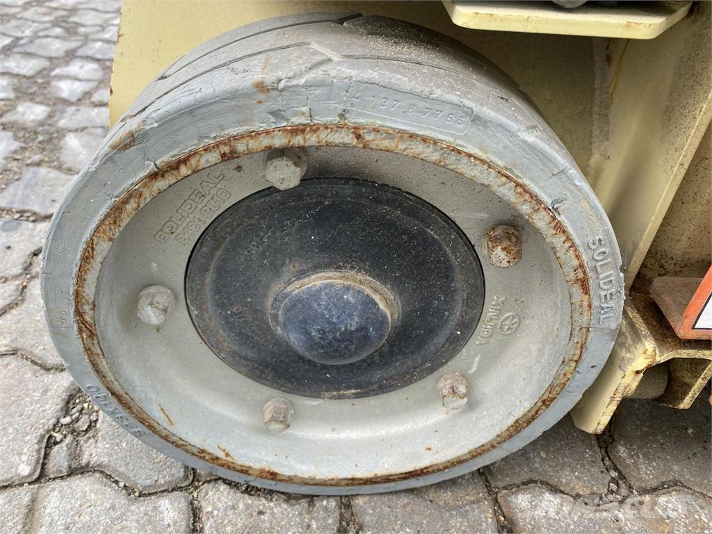 JLG 1230ES Henkilönostimet ja nostolaitteet