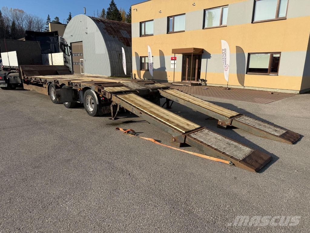 Istrail 3-AXEL + STEERING AXEL Mélybölcsős félpótkocsik