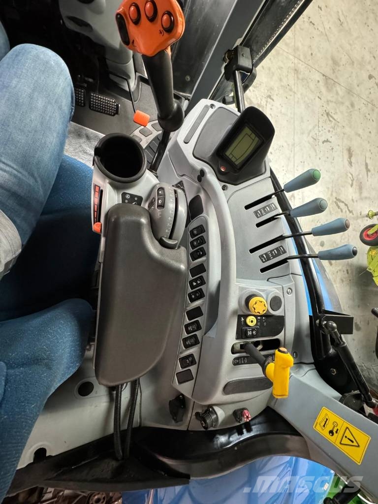 New Holland T 7030 트랙터