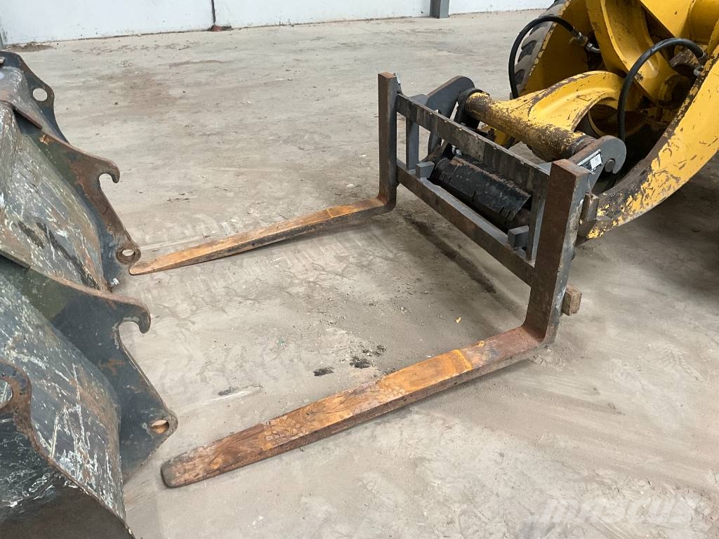 CAT 908 H لوادر بعجل
