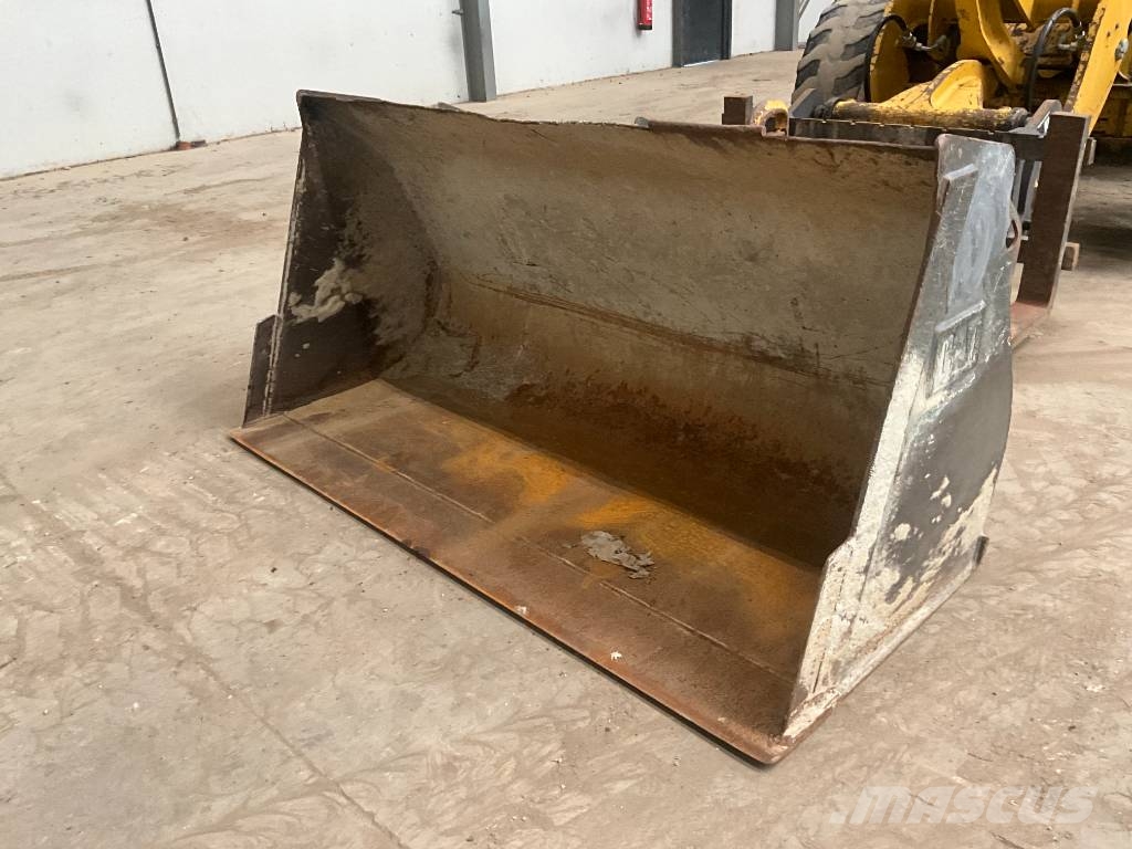 CAT 908 H لوادر بعجل