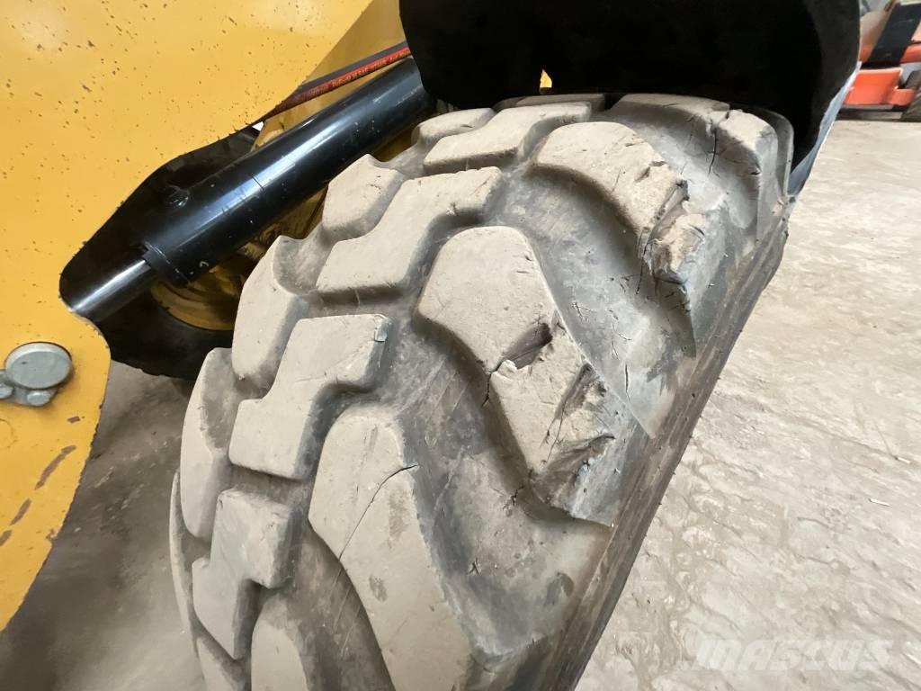 CAT 908 H لوادر بعجل