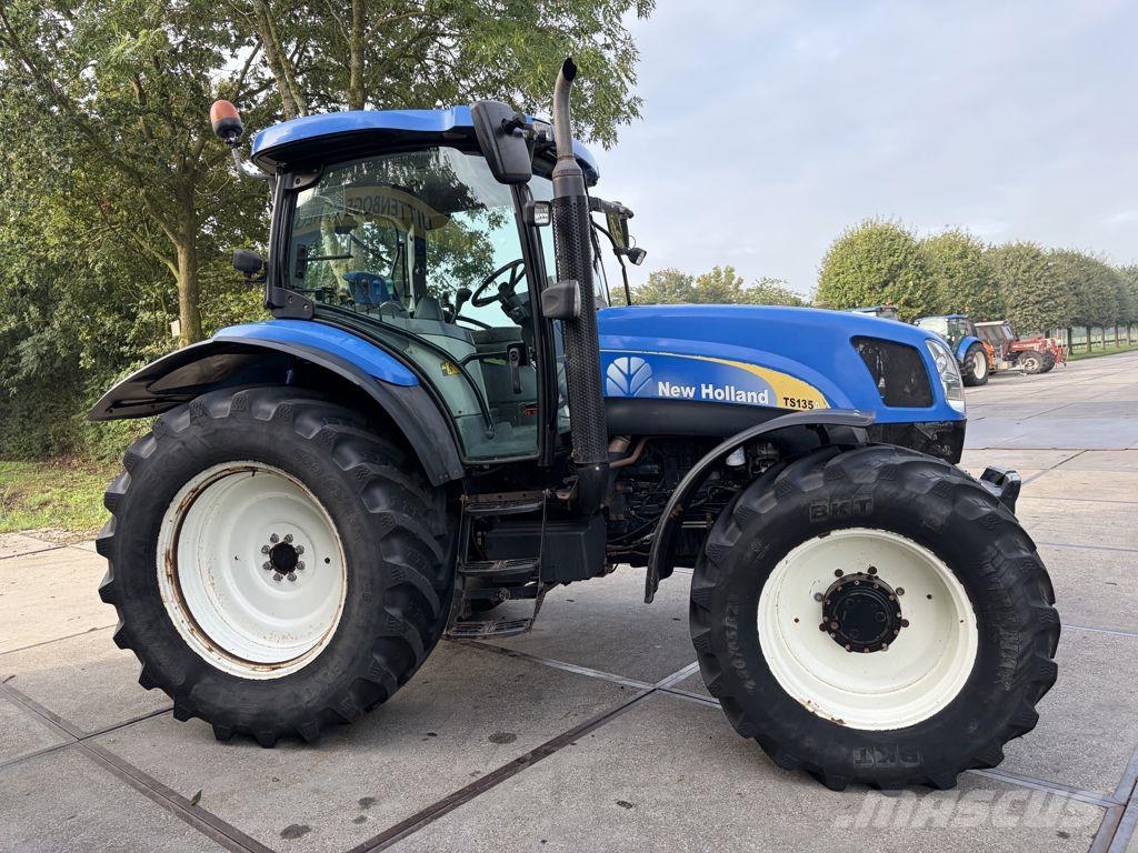 New Holland TS135A Tractoren