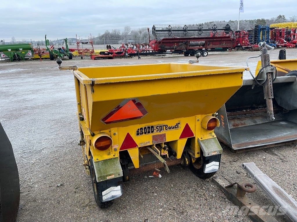 Brodd bogserad sandspridare 1200lit Sand and salt spreaders