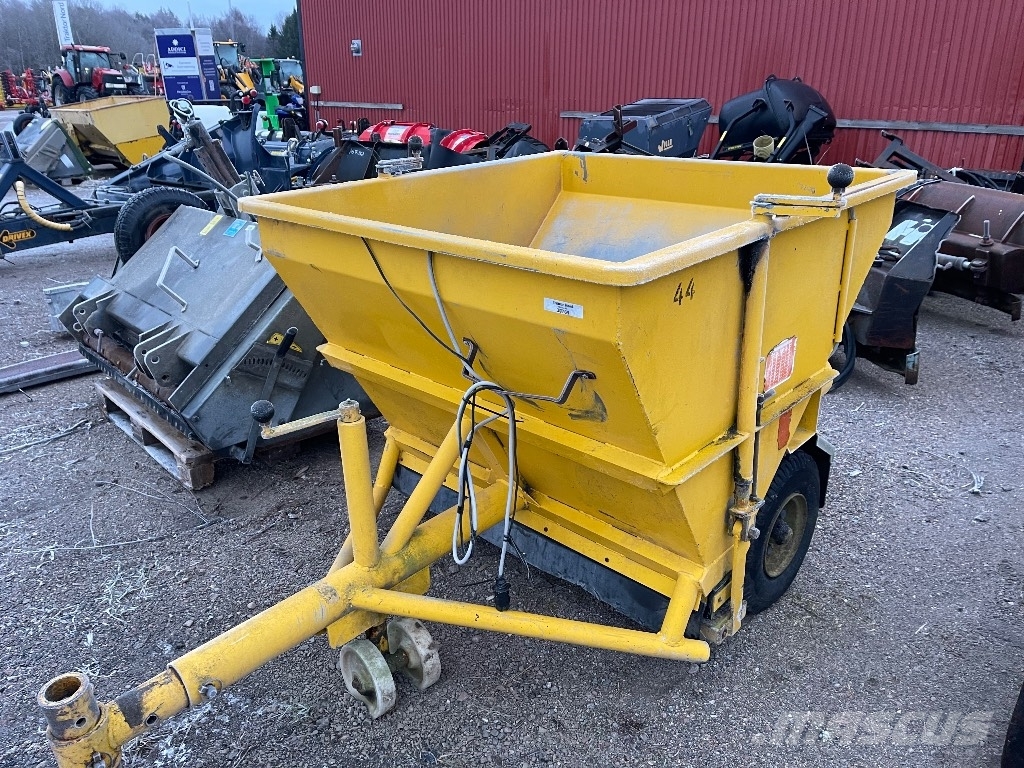 Brodd bogserad sandspridare 1200lit Sand and salt spreaders