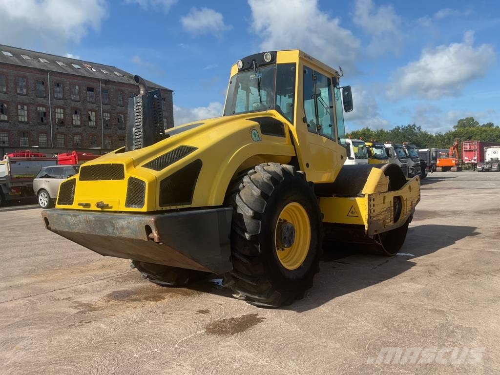 Bomag BW 213 D H-4 i ضاغطات التربة