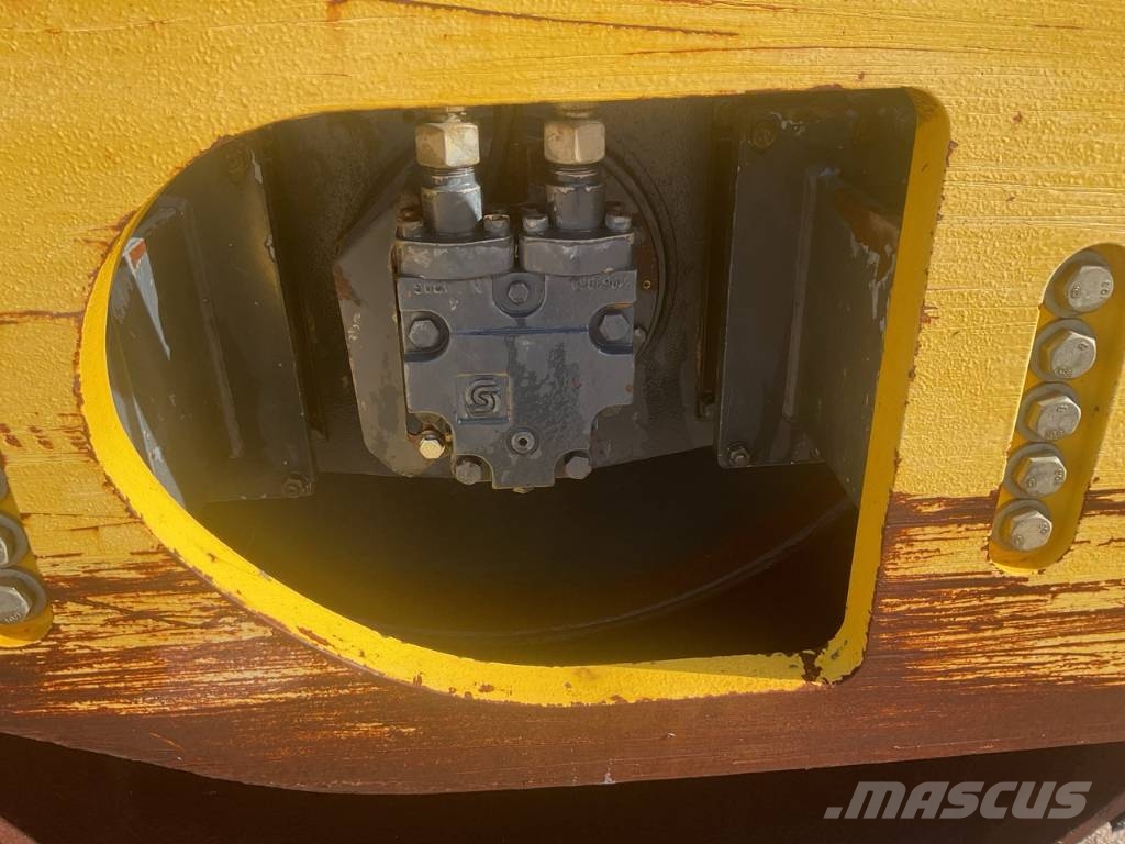 Bomag BW 213 D H-4 i ضاغطات التربة