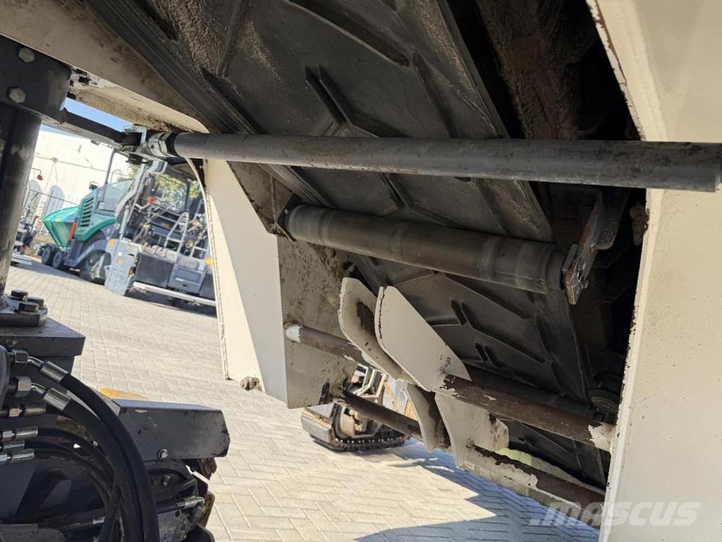 Wirtgen W 1300F アスファルトコールドミリングマシーン