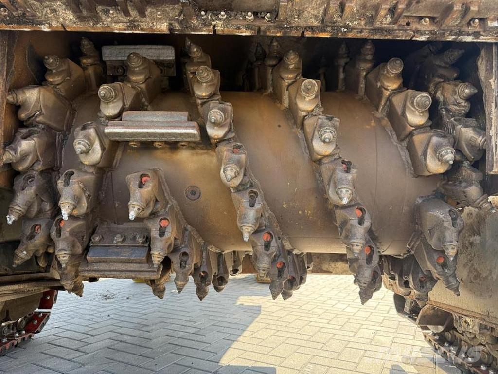Wirtgen W 1300F アスファルトコールドミリングマシーン