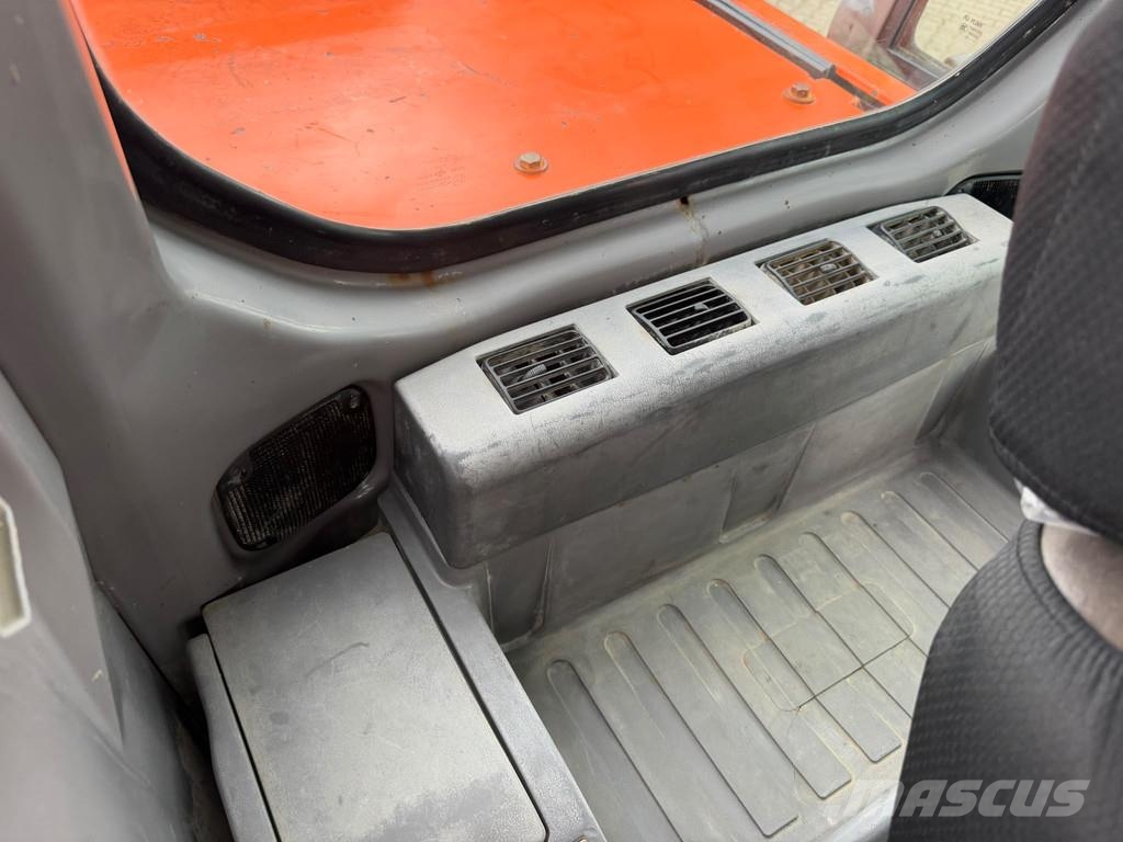 Hitachi ZX210 LC-1 . Telakaivukoneet