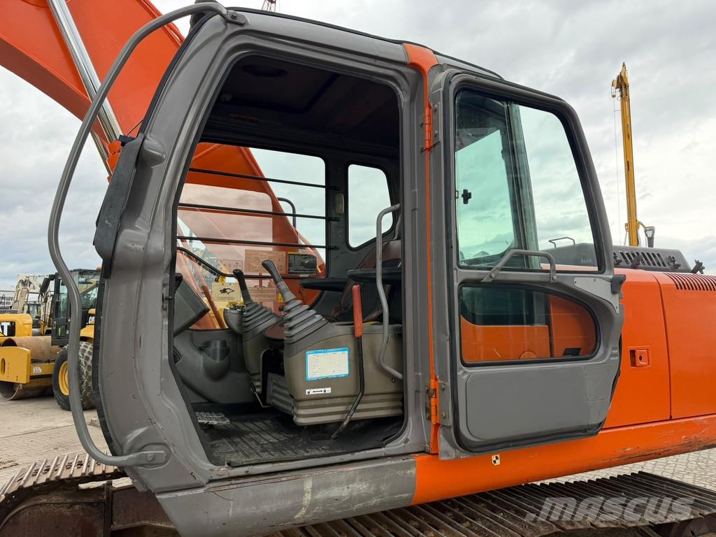 Hitachi ZX210 LC-1 . Telakaivukoneet