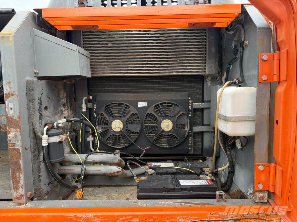 Hitachi ZX210 LC-1 . Telakaivukoneet
