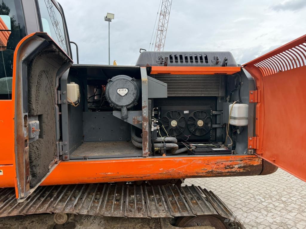 Hitachi ZX210 LC-1 . Telakaivukoneet