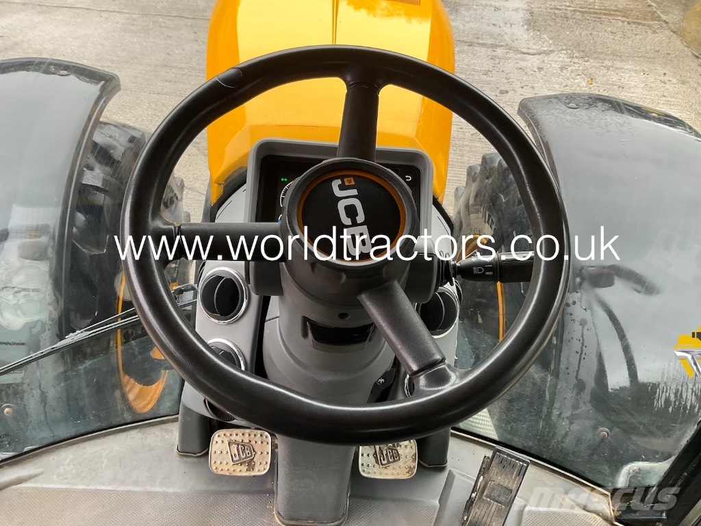 JCB FASTRAC 4220 الجرارات