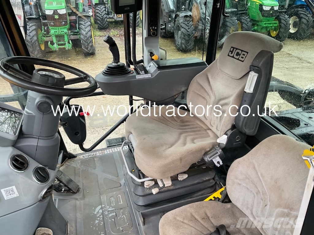 JCB FASTRAC 4220 الجرارات