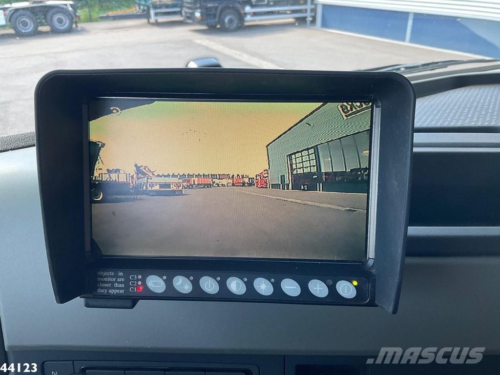 Volvo FM 420 8x2 Hiab 25 Tonmeter laadkraan Welvaarts la 吊鉤式起重車